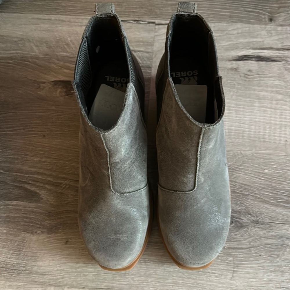 Like new grey suede waterproof Sorels. size 7. Almost perfect condition.